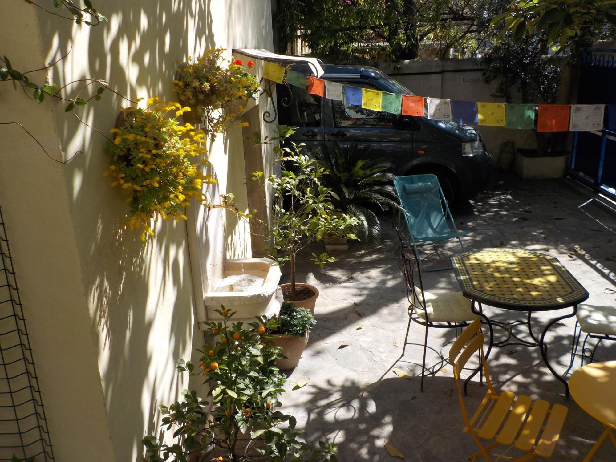 Tombe La Nefle Bed & Breakfast Авиньон Екстериор снимка